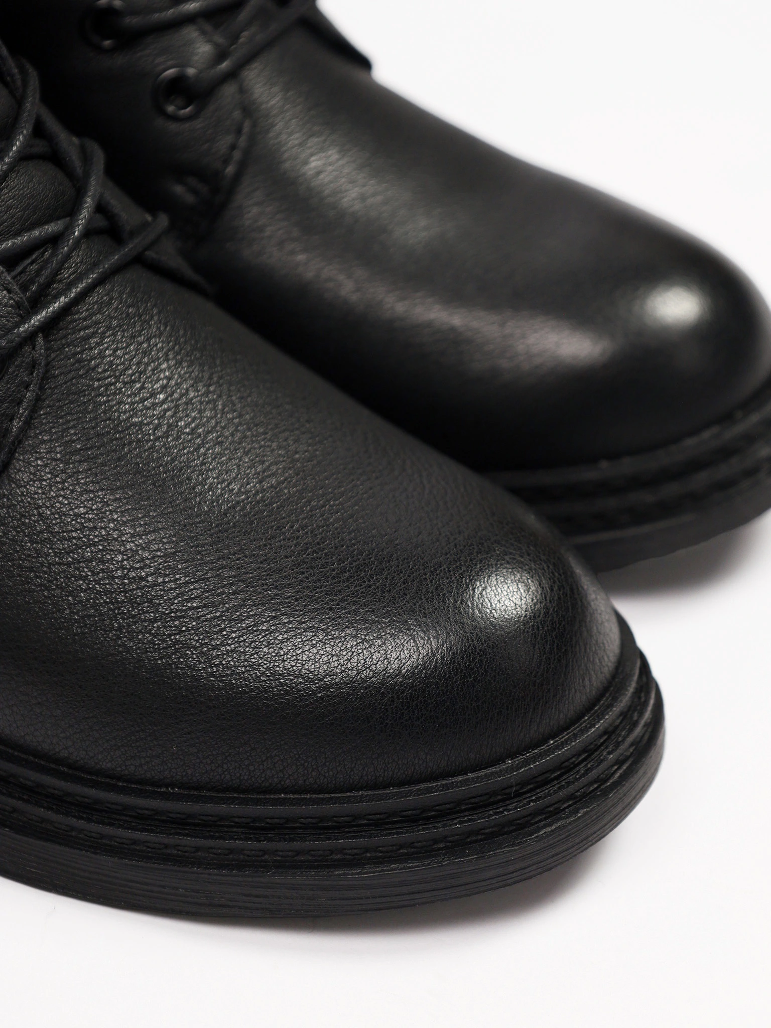 Ботинки черного цвета на среднем широком каблуке